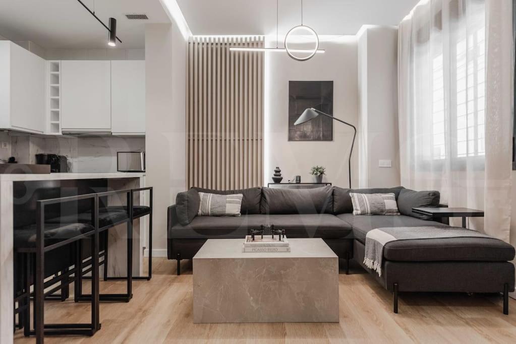 Contemporary Minimalist Apartment By Rems Málaga Kültér fotó