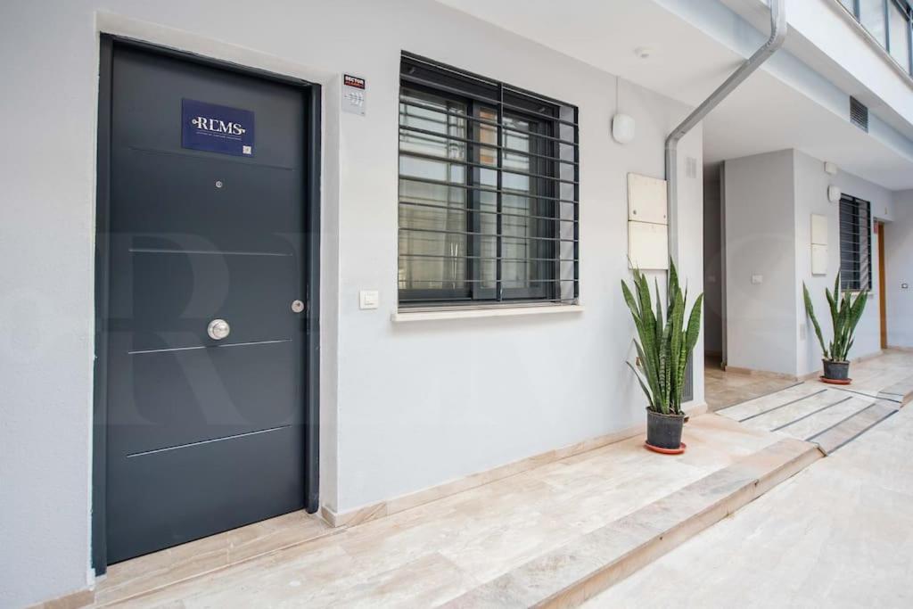 Contemporary Minimalist Apartment By Rems Málaga Kültér fotó