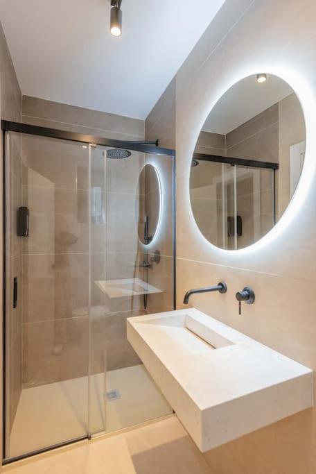 Contemporary Minimalist Apartment By Rems Málaga Kültér fotó