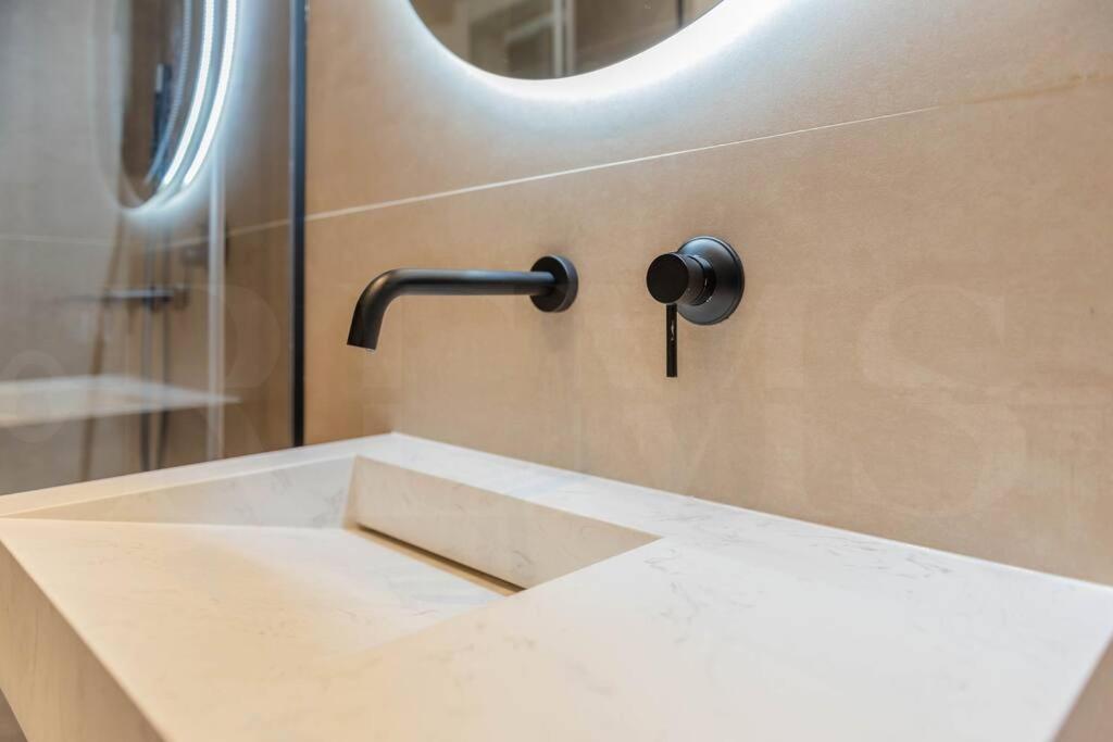Contemporary Minimalist Apartment By Rems Málaga Kültér fotó