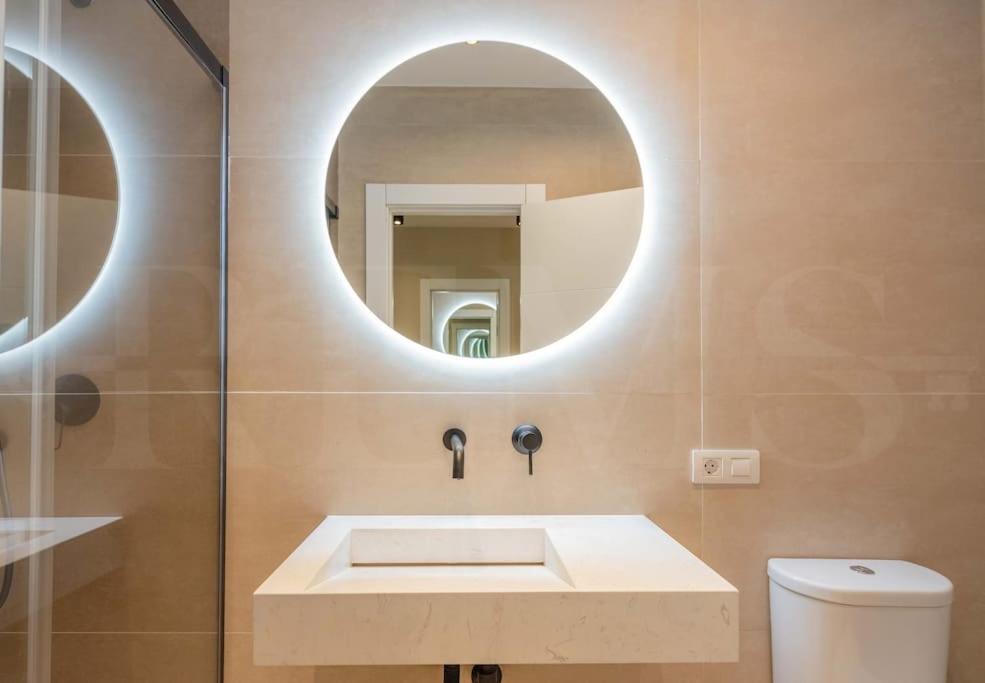 Contemporary Minimalist Apartment By Rems Málaga Kültér fotó