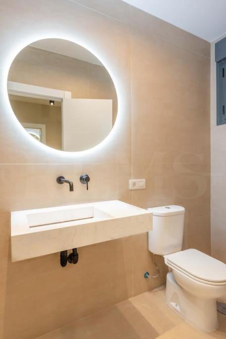 Contemporary Minimalist Apartment By Rems Málaga Kültér fotó
